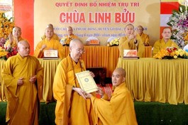 Hòa thượng Thích Niệm Thới trao quyết định bổ nhiệm trụ trì chùa Linh Bửu đến Đại đức Thích Huệ Định