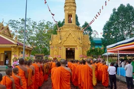 Chư Tăng tưởng niệm trước bảo tháp tưởng niệm 4 vị Hòa thượng (Khu di tích tháp Cù Là)