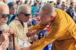 Đại đức Thích Nguyên Thông thăm hỏi, động viên người mù khó khăn