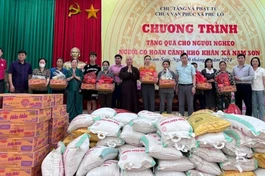 Hà Nội: Chùa Vạn Phúc tặng quà đến các gia đình nghèo trong khu vực bãi rác Nam Sơn