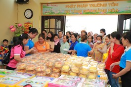 Gian hàng nhu yếu phẩm tặng đến nữ công nhân trong ngày hội