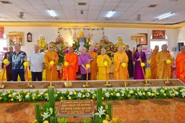 Đặt đá xây dựng Tổ đình Long Quang - Ảnh: Hoàng Chiến