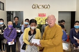 Hòa thượng Thích Duy Trấn trao tiền hỗ trợ điều trị bệnh đến bệnh nhân khó khăn