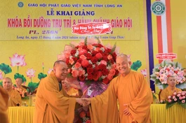 Trưởng lão Hòa thượng Thích Thiện Pháp tặng lẵng hoa chúc mừng đến Hòa thượng Thích Minh Thiện