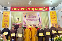 Chư tôn đức Ban Trị sự trao Giấy chứng nhận tham gia khóa huân tu đến chư Tăng