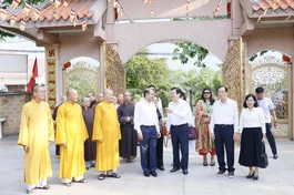 Chư tôn đức Ban Trị sự tỉnh, H.Đức Hòa tiếp phái đoàn đến thăm tại chùa Pháp Minh