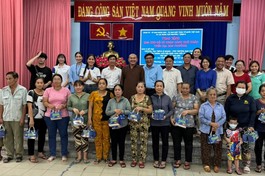 Thượng tọa Thích Lệ Quang trao tặng quà đến bà con người khó khăn tại Q.8