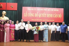 Chúc mừng Phó Bí thư Thành ủy TP.HCM Nguyễn Phước Lộc và bà Trần Kim Yến - Ảnh: L.Hồ