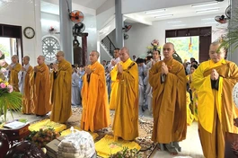 Đoàn Ban Trị sự GHPGVN H.Chợ Lách cúng dường 4 trường hạ tại TP.Bến Tre