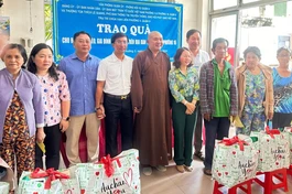 Chùa Vạn Liên phối hợp địa phương tặng quà đến 100 gia đình khó khăn