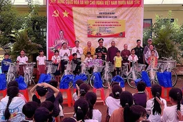 Đoàn trao xe đạp cho học sinh Trường Tiểu học Đinh Bộ Lĩnh