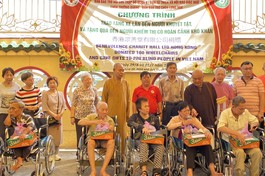 Đại diện các đơn vị tặng xe lăn đến người khuyết tật khó khăn, tại chùa Long Hoa - Ảnh: TQ