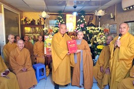Thượng tọa Thích Trung Nguyện trao quyết định bổ nhiệm trụ trì niệm Phật đường Liên Trì đến Sư cô Thích nữ Quảng An