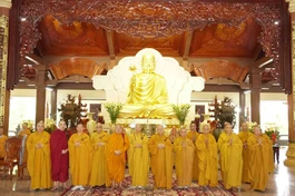 Chư tôn đức tại Ban Thường trực Ban Trị sự tỉnh chụp ảnh lưu niệm tại thiền viện Thường Chiếu