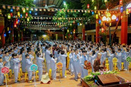 Các tu sinh cung đón chư tôn đức quang lâm chứng minh lễ khai mạc khóa tu tuổi trẻ lần thứ XII