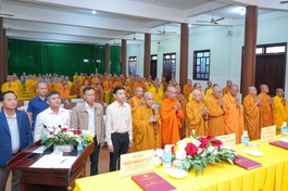 Chư tôn đức và đại diện các cơ quan thực hiện nghi thức chào Quốc kỳ, Đạo kỳ tại lễ khai mạc