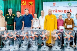 Trao quà đến các gia đình có thân nhân là liệt sĩ tại xã Cẩm Yên và Cẩm Vân