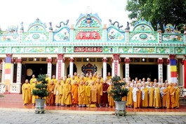 Đoàn Ban Trị sự tỉnh Đồng Nai chụp ảnh lưu niệm tại tổ đình Long Thiền