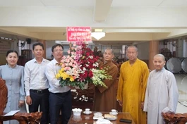 Ông Trần Thanh Liêm tặng hoa chúc mừng đến chư tôn đức đại diện Ban Chức sự hai trường hạ