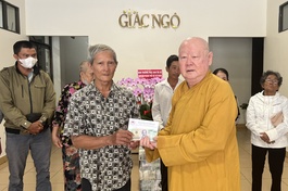 Hòa thượng Thích Duy Trấn trao tiền ủng hộ bệnh nhân có hoàn cảnh khó khăn, tại tòa soạn Báo Giác Ngộ