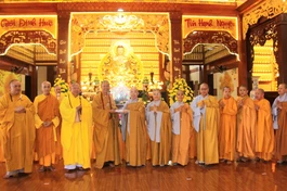 Thượng tọa Thích Minh Trí trao cúng dường trường hạ