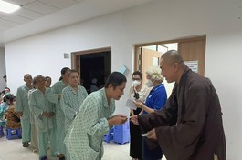 Đại đức Thích Minh Phú trao hỗ trợ điều trị đến bệnh nhân có hoàn cảnh đặc biệt khó khăn - Ảnh: TN