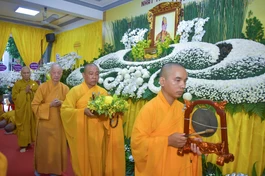 Đức Pháp chủ GHPGVN hữu nhiễu kim quan tiễn biệt Hòa thượng Thích Huệ Trí - Ảnh: Quảng Đạo/BGN