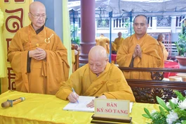 Hòa thượng Thích Lệ Trang, Trưởng ban Nghi lễ T.Ư, Trưởng ban Trị sự GHPGVN TP.HCM viết sổ tang phân ưu cùng Ban Tổ chức Lễ tang, môn đồ pháp quyến - Ảnh: Quảng Đạo/BGN