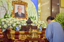 Phật tử thắp hương tưởng niệm Tổng Bí thư Nguyễn Phú Trọng trước hương án do Ban Trị sự GHPGVN TP.HCM thiết trí tại Việt Nam Quốc Tự - Ảnh: Quảng Đạo/BGN