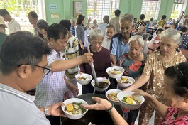 Bữa trưa vui vẻ của các cụ già tại trung tâm 