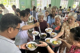 Bữa trưa vui vẻ của các cụ già tại trung tâm 