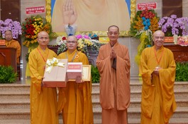 Chư tôn đức trao giải nhất đến Đại đức Thích Thiên Khánh - đơn vị Phật giáo Q.3