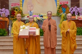 Chư tôn đức trao giải nhất đến Đại đức Thích Thiên Khánh - đơn vị Phật giáo Q.3