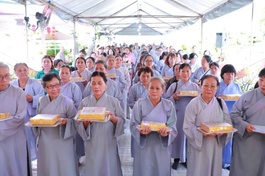 Đạo tràng Phật tử dâng pháp y cúng dường chư tôn đức Tăng Ni nhân mùa Vu lan - Báo hiếu