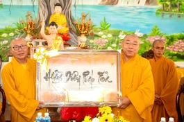  Hòa thượng Thích Trí Huệ, Trưởng ban Trị sự GHPGVN H.Tuy Phong trao quà lưu niệm đến phái đoàn