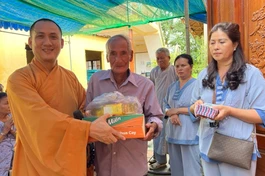Đại đức Thích Nhuận Minh trao quà đến những hộ nghèo tại xã Đạ Lây