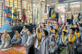 Phật tử tham gia tu tập Bát Quan trai tại chùa Minh Đạo, tỉnh Gia Lai