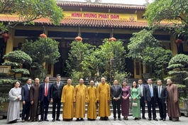 Chư tôn đức lãnh đạo GHPGVN chụp ảnh lưu niệm với phái đoàn Bộ trưởng Bộ Lễ nghi và Tôn giáo Vương quốc Campuchia