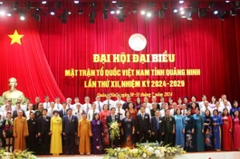Các Ủy viên Ủy ban MTTQVN tỉnh Quảng Ninh lần thứ XII, nhiệm kỳ 2024-2029 ra mắt Đại hội - Ảnh: Mạnh Trường