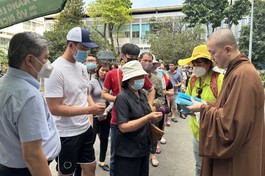 Thượng tọa Thích Huệ Định, trụ trì chùa Sơn Bửu trao quà đến bệnh nhân nghèo