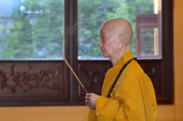 Đức Pháp chủ GHPGVN - Đại lão Hòa thượng Thích Trí Quảng niêm hương bạch Phật tại chánh điện Việt Nam Quốc Tự - Ảnh: Bảo Toàn/BGN