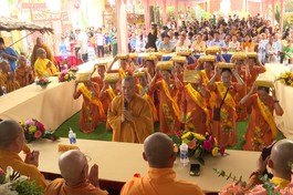 Phật tử dâng pháp y cúng dường chư tôn đức nhân mùa Tự tứ