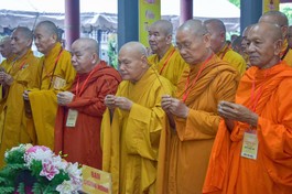 Chư tôn giáo phẩm Hội đồng Chứng minh, Hội đồng Trị sự thắp hương tưởng niệm Tuần tam thất Hòa thượng Thích Huệ Trí