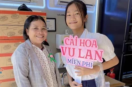 Cài bông hồng Vu lan trong chương trình "Bông hồng xuống phố"