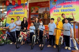 Trao tặng xe đạp đến học sinh lớp học Anh văn miễn phí tại chùa Bửu Lâm