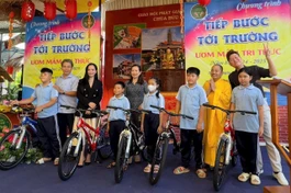 Trao tặng xe đạp đến học sinh lớp học Anh văn miễn phí tại chùa Bửu Lâm