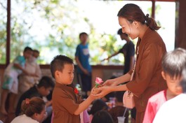 Em tặng mẹ bông hồng nhỏ tự tay làm, tại chương trình “Người con hiếu thảo” - chùa Hải Vân