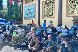 Bà con khuyết tật vận động chờ nhận quà Vu lan tại chùa Hộ Pháp