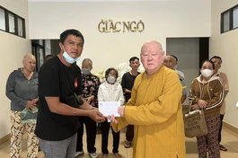  Hòa thượng Thích Duy Trấn trao tiền của bạn đọc Báo Giác Ngộ hỗ trợ chi phí điều trị đến bệnh nhân nghèo