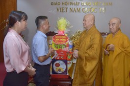 Hòa thượng Trưởng ban Trị sự GHPGVN TP.HCM cảm ơn lãnh đạo Ủy ban MTTQVN Q.10 và lãnh đạo UBND P.12 sở tại - Ảnh: Quảng Đạo/BGN